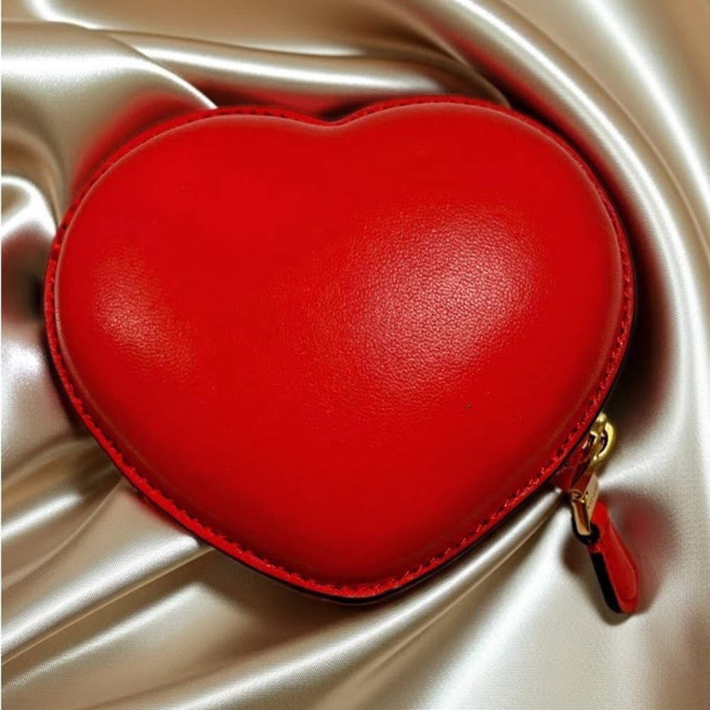 🔥Kate Spade Red Heart Mini Bag with Gold Chain Accent🔥 - Picture 2 of 3